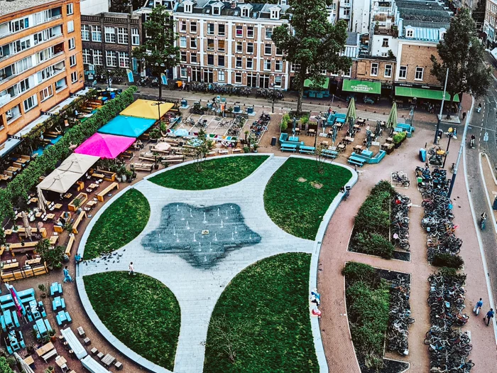 Il Marie Heinekenplein dall'alto, dehors e rastrelliere per biciclette attorno alla piazza