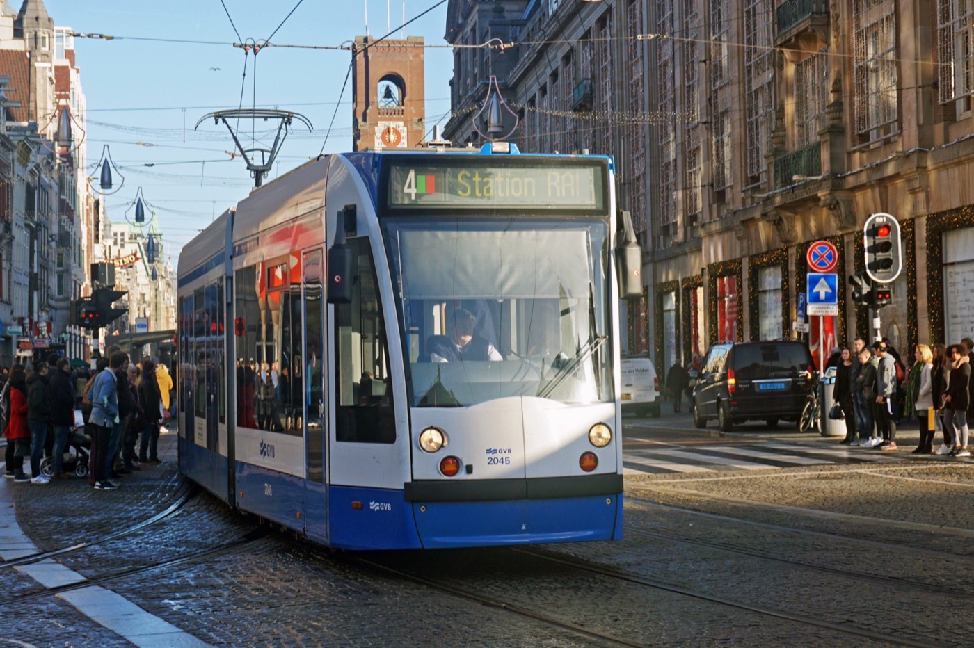 Un tram della linea 4 diretto a Station RAI, attraverso il centro