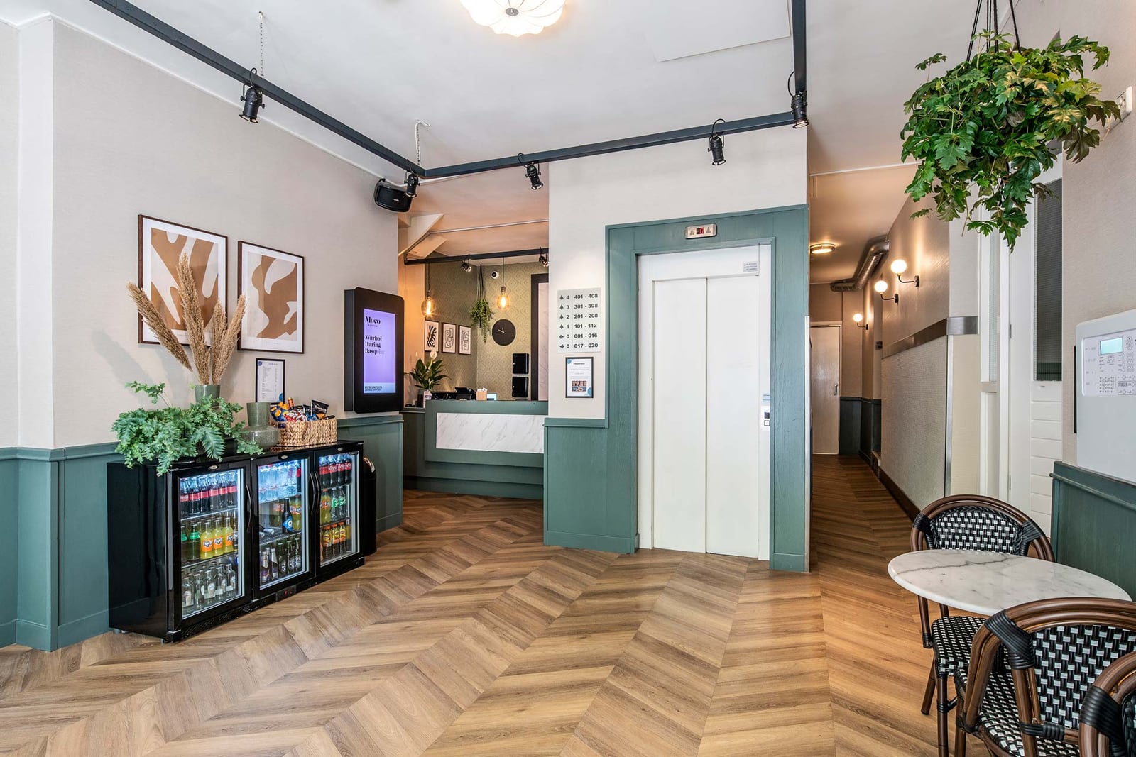 Las neveras de refrescos del lobby y la cesta de aperitivos, junto a recepción