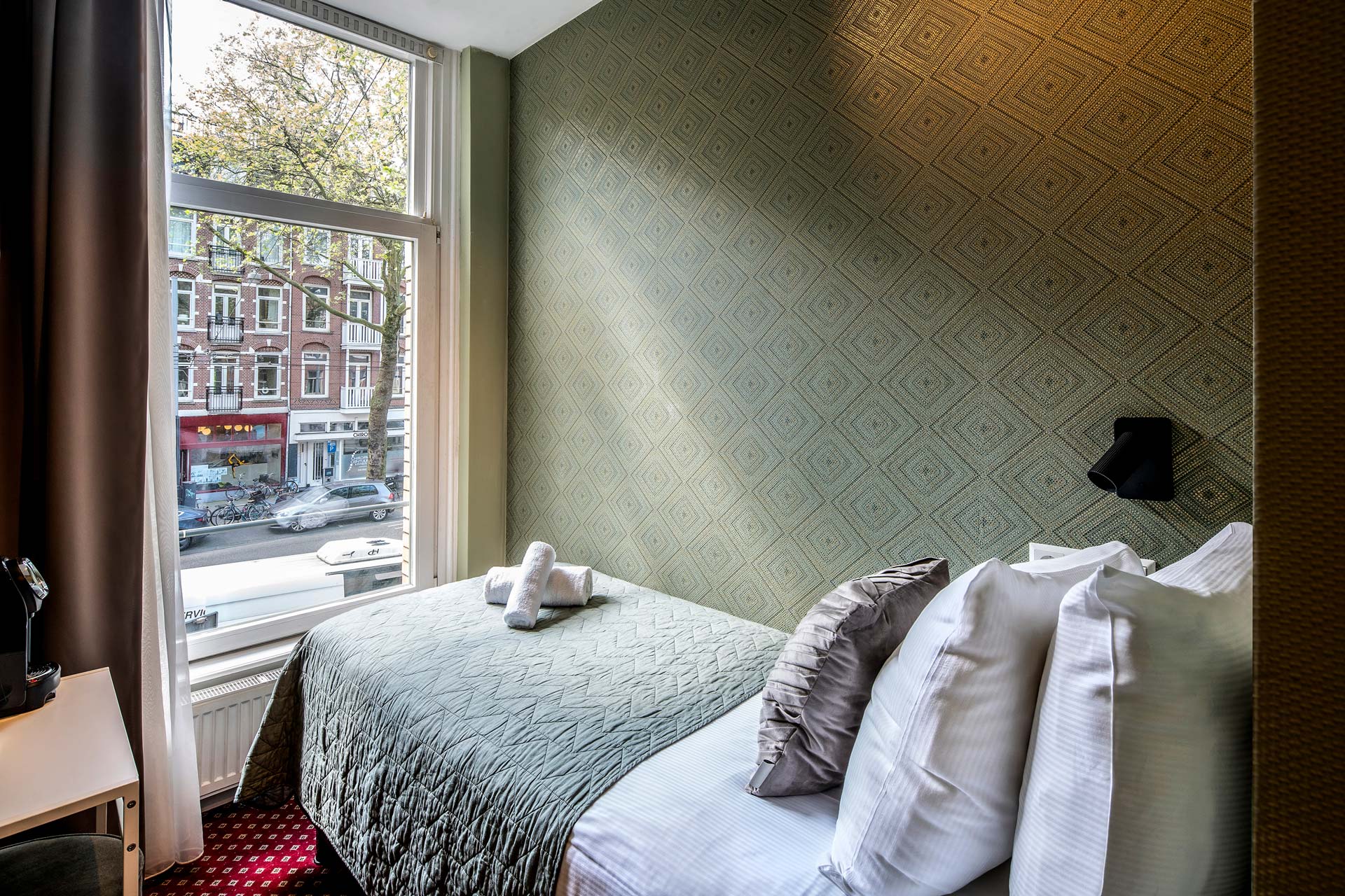 The single bed beneath the window onto Ceintuurbaan